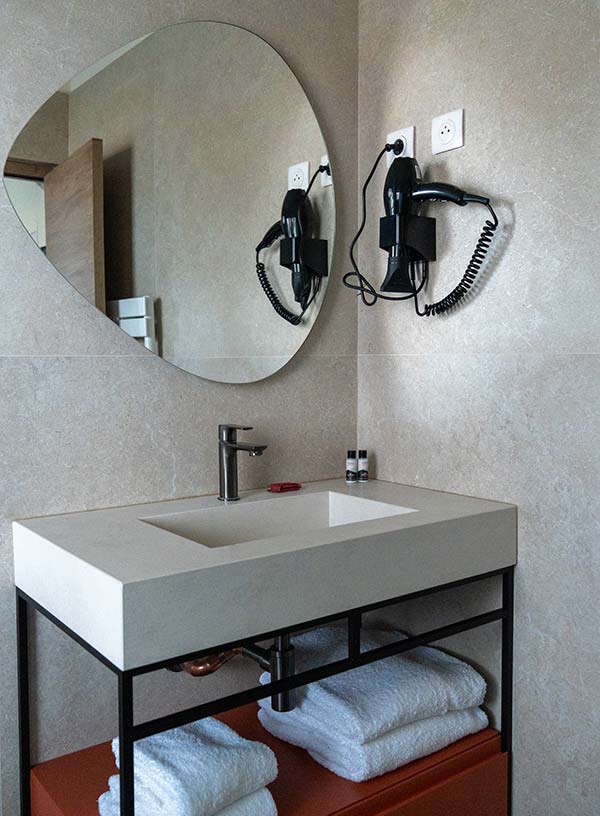 Salle de bains privative avec douche à l'italienne – Le Kallisté Hyères