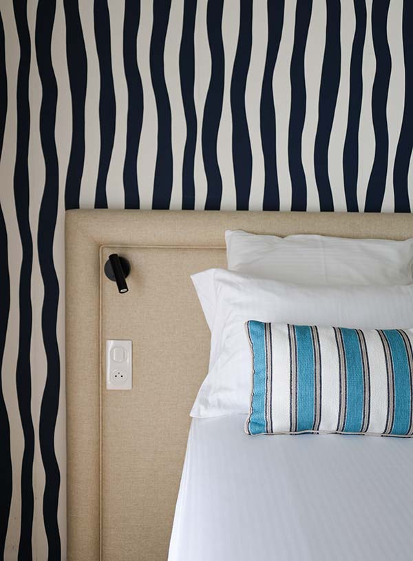 Détail de la tête de lit de la chambre double rénovée – Hôtel Le Kallisté Hyères